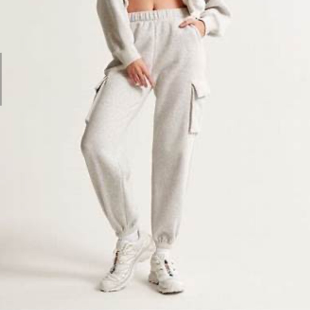 Abercrombie Women's Essential Oversized Cargo Sunday
Sweatpant - Light Gray